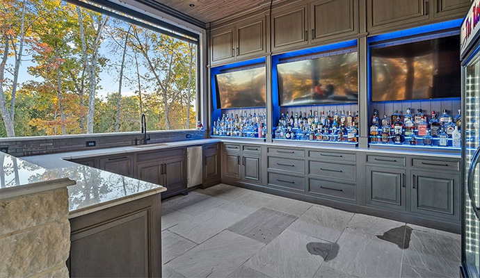 Rusty Putter golf apparel displayed outdoors